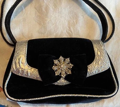 Monedero Kate Landry, terciopelo negro, adornos plateados, broche de diamantes de imitación, 2 longitudes de correa Foto 1 de 4