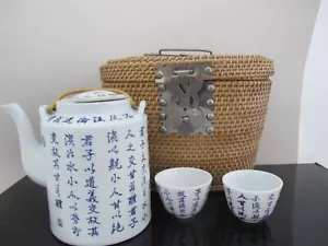 Juego de tetera y tazas de té de porcelana azul y blanca china en cesta de viaje de mimbre - Imagen 1 de 14