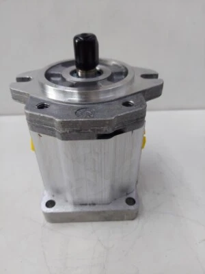 SNW2NN-/-017-R-1-06-GF-NN-E6-E5 Danfoss/Turolla Gear Pump 211.20.154.00 - Image 1 of 4