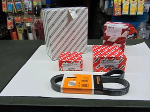 KIT DISTRIB.ORIGIN. +POMPA +CINGHIA SERVIZ.+2 CUSCIN.STILO-156-LYBRA JTD         - Foto 1 di 1