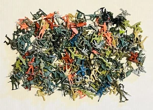 Lot Vintage verschiedene Armee Männer Soldaten Plastik Spielzeug 200+ Teile - Bild 1 von 3