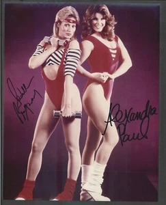 Sandahl Bergman y Alexandra Paul - Foto firmada autógrafa color 8x10 - Obtener P - Imagen 1 de 2