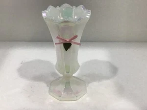 Jarrón acanalado iridiscente de vidrio blanco Fenton con lazo rosa - Imagen 1 de 2