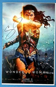 SEXY GAL GODOT SIGNED AUTOGRAPHED WONDER WOMAN 11" X 17" POSTER - Bild 1 von 2