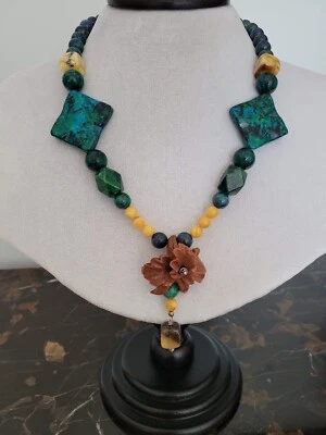 Ожерелье ручной работы с подвеской из хризоколлы, балтийского янтаря и песчаника - Изображение 1 из 4