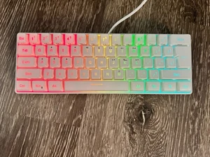 Teclado para juegos Snpurdiri V700 61 teclas RGB Streamer USB con cable compacto blanco - Imagen 1 de 6