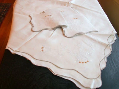 White Linen Hand Embroidered Flower 102x65 REQ Tablecloth 12 Napkins 16" VGC - Image 1 of 3