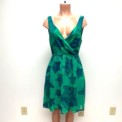 Vestido Moulinette Soeurs Anthropologie para mujer verde estampado de tortugas marinas seda cuello en V 4 Foto 1 de 4