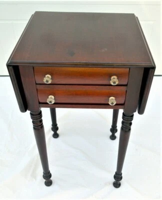 古董缝纫桌帝国风格带落叶 — 第 1/4 张图片