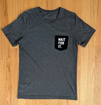 Camiseta Oficial Hamilton The Musical Broadway M Manga Corta Espera Bolsillo Foto 1 de 4