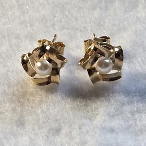 14K Gold Stunning Pearl Stud Earrings 3/8 Of An Inch 18K Backs 1.1 Grams BB - Picture 1 of 13