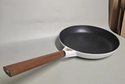 POELE BLANCHE EN FONTE COLORCAST 10 WATERFORD IRELAND / MANCHE EN BOIS / CUISSON - Immagine 1 di 4