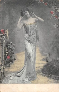 CPA CELEBRITE / ARTISTE DE CABARET / FEMME 1900 /ART NOUVEAU - Picture 1 of 1