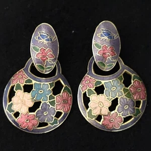 Pendientes Cloisonne Esmalte Floral Perforado Tono Dorado - Imagen 1 de 4
