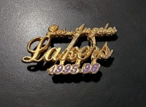 LA LA LAKERS 1995-96 SOLAPA/PIN SOMBRERO - RARO - Imagen 1 de 1