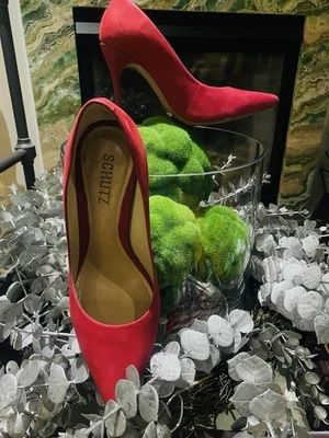 Impresionantes zapatos de tacón de aguja Schutz de gamuza roja punta US 6B - EUR 36 suelas de cuero Foto 1 de 2