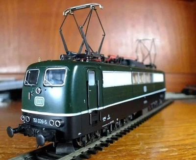 Roco 4132B HO gauge DB BR 151 electric loco in green livery - Image 1 of 4