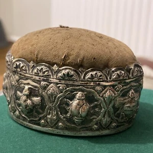 Unmarkiertes indisches Silber um 1900 Nadelkissen - 8 x 6,5 cm - Insekten Frösche Repousse - Bild 1 von 6