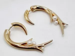Shaun Leane Hooked Pearl Earrings 18ct Yellow Gold Plated Sterling Silver £475 - Picture 1 of 15