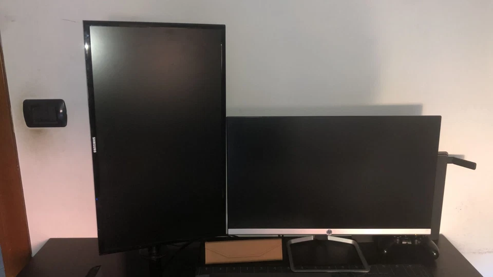 Coppia di monitor, hp e samsung, 24 pollici - Immagine 1 di 1