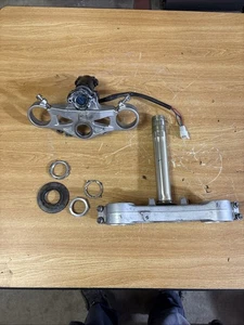 2008 HONDA CBR1000RR OEM STRAIGHT FRONT FORKS CLAMP TRIPLE TREE STEM - Picture 1 of 22