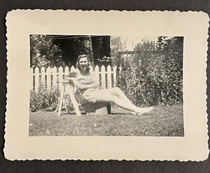 FOTO VINTAGE ENCONTRADA Mujer bonita sentada posando para un retrato ☼ - Imagen 1 de 3
