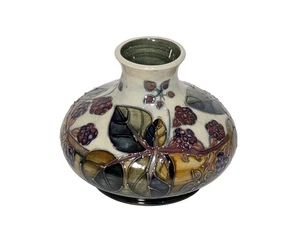 Moorcroft Squat Bramble Vase — Sally Tuffin - Bild 1 von 8