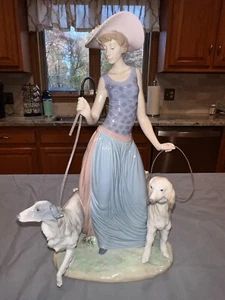 Estatuilla de Lladro ""Elegant Promenade"" mujer con perros 5802 - Imagen 1 de 8