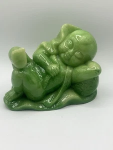 Vintage grüne Harz liegende Kind Figur buddhistischer Stil Sammlerstück Deko - Bild 1 von 7