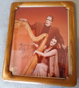 60er Jahre Fernseher "The Munsters" YVONNE DE CARLO" signiert 8x10 gerahmtes Farbfoto! Schön! - Bild 1 von 3