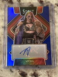 2022 Panini WWE Select Asuka Blue Parallel Signatures Auto 22/49 - Bild 1 von 2