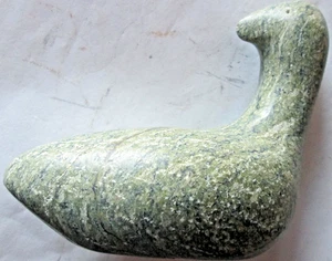 VINTAGE 1994 ALDA KORGAK?? CARVED GREEN SOAPSTONE INUIT SEAL FIGURINE UNSIGNED - Afbeelding 1 van 10