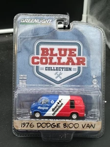 Greenlight 1/64 1976 Dodge B100 Van Mopar Blue Collar Sammlerauto - Bild 1 von 2