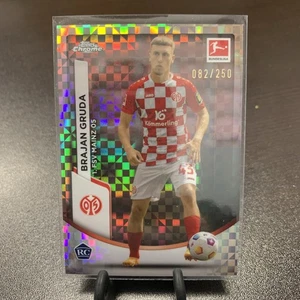 2023-24 Topps Chrome Bundesliga X-Fractor /250 Brajan Gruda #74 Rookie RC - Foto 1 di 2