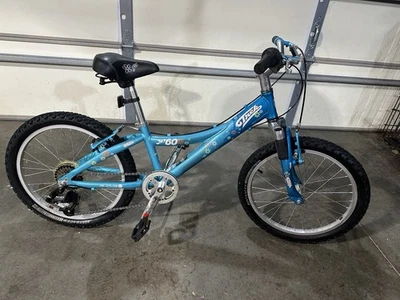 Bicicleta Teal Trek MT60 20” Juvenil 6 Velocidades con Patrón Floral Foto 1 de 4