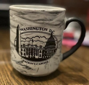 Taza de café grabada en blanco/negro con remolino sin marca de Washington DC Nations Capital - Imagen 1 de 5