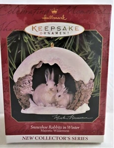 NUEVO EN CAJA HALLMARK KEEEPSAKE ORNAMENTO RAQUETAS DE NIEVE CONEJOS EN INVIERNO - 1a de serie 1997 - Imagen 1 de 3