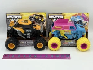 2025 Monster Jam 1:24 Scale Monster Trucks JCB Digatron &Ringling Bailey Circuit - Picture 1 of 24