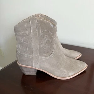Dolce Vita Solow Western Booties Tan Truffle Suede Shoe Womens Sz 9 Side Zip NWB - Picture 1 of 8
