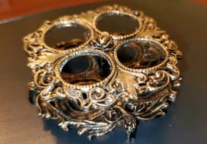 Supporto rossetto vintage ornato metallo tono argento 4 slot piedi vanità bello - Foto 1 di 12