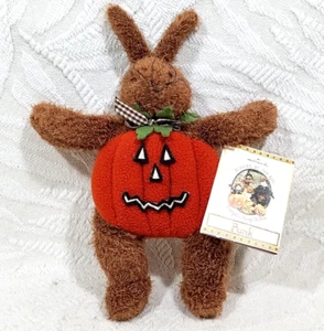 Muñeca de peluche Hallmark Bunnies by the Bay 2002 punk Bunny Rabbit Halloween calabaza - Imagen 1 de 17