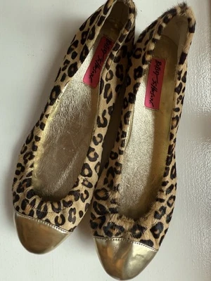 Zapatos planos sin cordones Betsey Johnson de piel con estampado dorado y leopardo talla 6,5 Foto 1 de 4