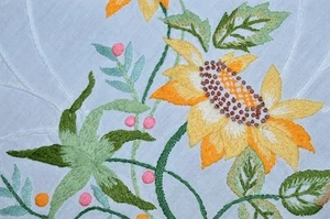 MY SECRET SONNENBLUMENBESESSENHEIT & BANDHERZEN! VINTAGE DEUTSCHE HAND EMB TISCHDECKE - Bild 1 von 12