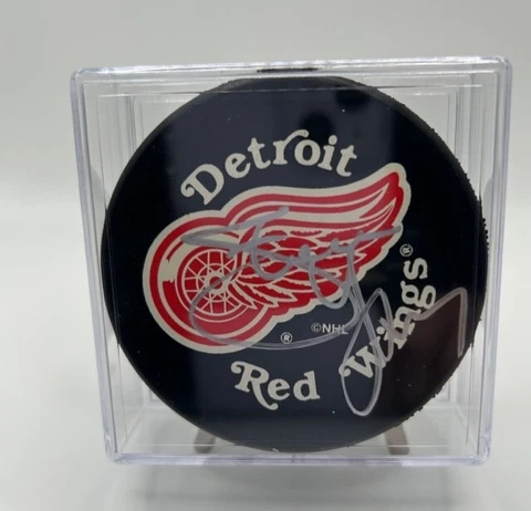 STEVE YZERMAN SIGNED PUCK DETROIT RED WINGS HHOF PSA COA AL78401 Cover