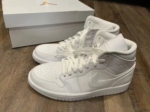 Neu Air Jordan 1 Patent Mid Triple White BQ6472 - 111 Wmn Größe 8 - Bild 1 von 6
