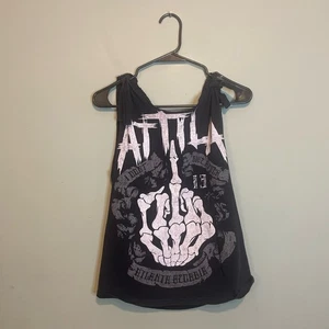 Attila Band Damen Grafik Totenkopf Mittelfinger Metalcore Tank Top schwarz Small - Bild 1 von 5