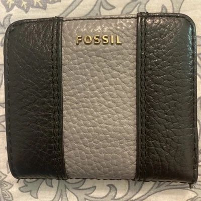 Mini Cartera Fossil Plegable Gris y Negro.  Cuero guijarro para mujer. cremallera.  Foto 1 de 4