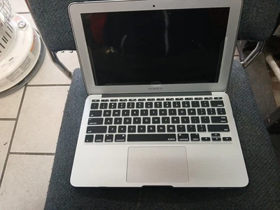Apple MacBook Air A1370 (11 pulgadas, mediados de 2011) – i5 / 2GB RAM / 60GB SSD – Ampliado Foto 1 de 4