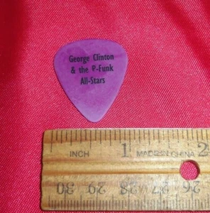 George Clinton & the P-Funk All Stars lila Gitarren-Plektrum - Bild 1 von 2