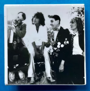 "Foto publicitaria de truco barata en blanco y negro banda de pop/rock años 70/2"" x 2" - Imagen 1 de 2